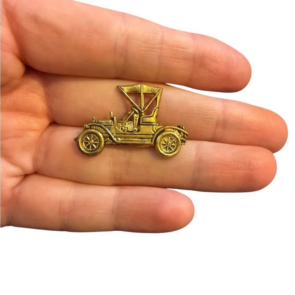 ✨ 3/$15 ✨ Vintage Gold Tone Car Brooch